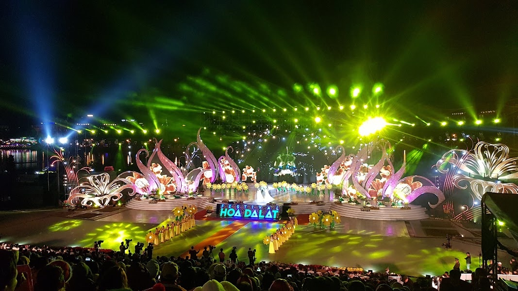 Dàn nghệ sĩ nổi tiếng biểu diễn khai mạc Festival hoa Đà Lạt 2022 Dàn nghệ sĩ nổi tiếng biểu diễn khai mạc Festival hoa Đà Lạt 2022 - ảnh 1