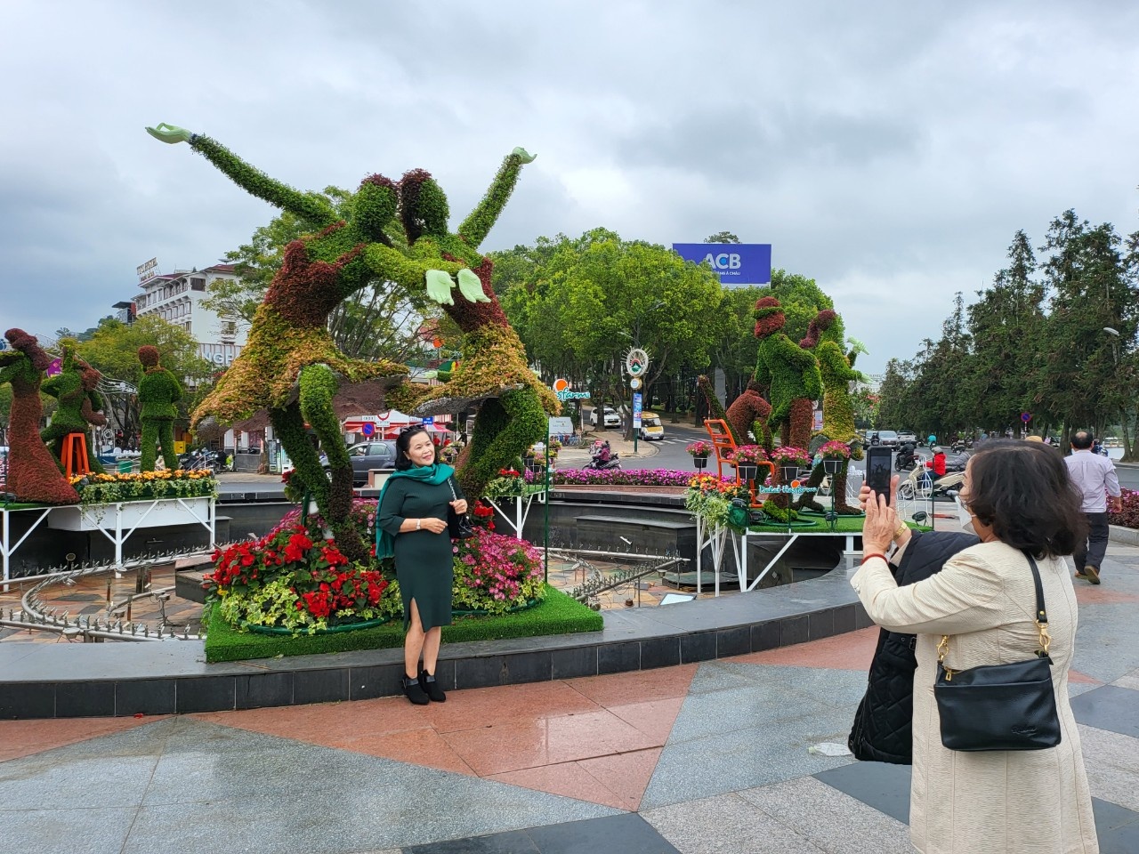 Dàn nghệ sĩ nổi tiếng biểu diễn khai mạc Festival hoa Đà Lạt 2022 Dàn nghệ sĩ nổi tiếng biểu diễn khai mạc Festival hoa Đà Lạt 2022 - ảnh 2