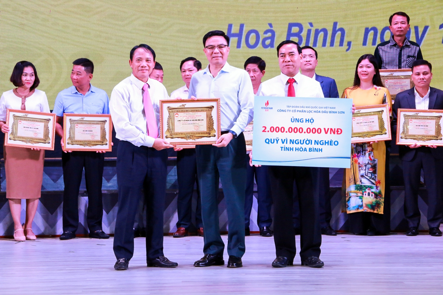 Tổng Giám đốc Petrovietnam Lê Mạnh Hùng trao ủng hộ Quỹ Vì người nghèo tỉnh Hòa Bình Tổng Giám đốc Petrovietnam Lê Mạnh Hùng trao ủng hộ Quỹ Vì người nghèo tỉnh Hòa Bình