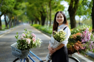 Kinh thành Huế bỗng xuất hiện chiếc xe đạp đầy hoa rực rỡ
