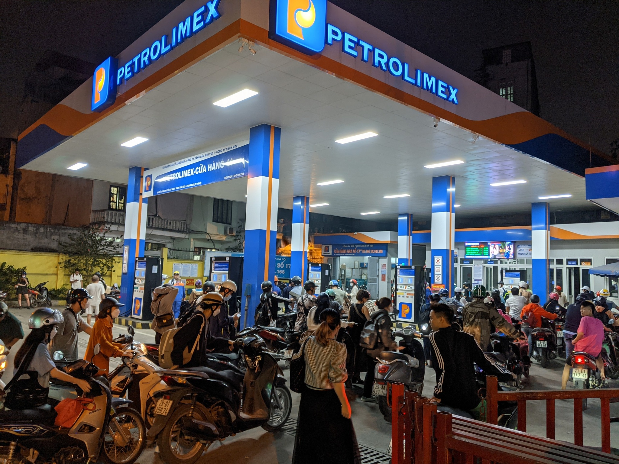Người Hà Nội chen chúc xếp hàng mua xăng, Petrolimex thông báo bán hàng xuyên đêm - ảnh 2