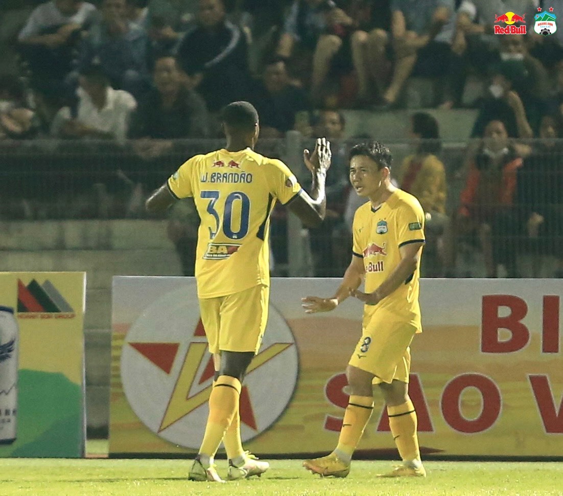 Minh Vương ghi bàn gỡ hoà cho Hoàng Anh Gia Lai. Ảnh: HAGL FC