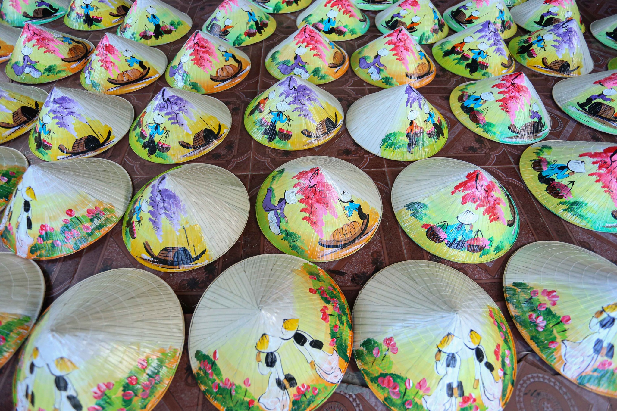 Biến nhà riêng thành điểm du lịch nhờ 'biệt tài' vẽ tranh lên nón lá Biến nhà riêng thành điểm du lịch nhờ 'biệt tài' vẽ tranh lên nón lá - ảnh 6