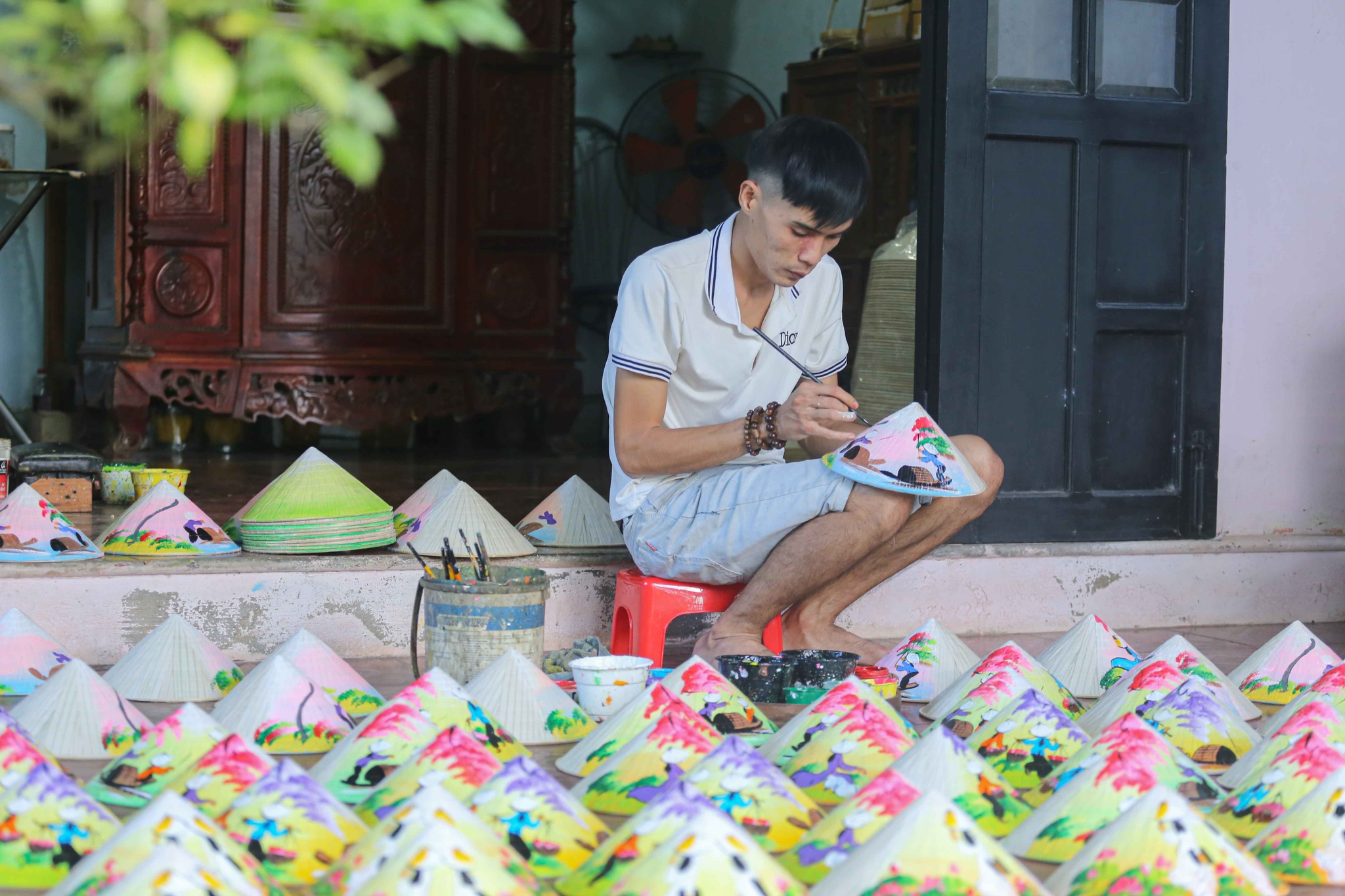 Biến nhà riêng thành điểm du lịch nhờ 'biệt tài' vẽ tranh lên nón lá Biến nhà riêng thành điểm du lịch nhờ 'biệt tài' vẽ tranh lên nón lá - ảnh 5