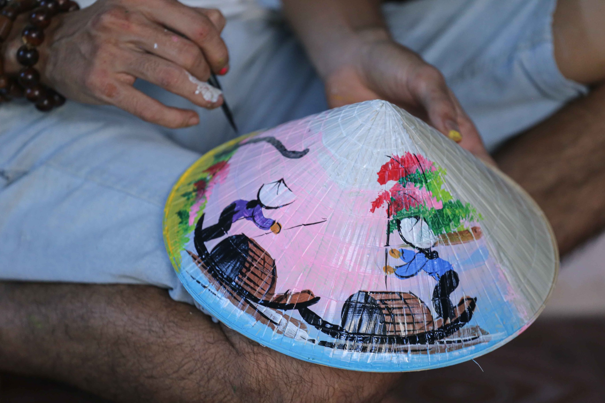 Biến nhà riêng thành điểm du lịch nhờ 'biệt tài' vẽ tranh lên nón lá Biến nhà riêng thành điểm du lịch nhờ 'biệt tài' vẽ tranh lên nón lá - ảnh 2