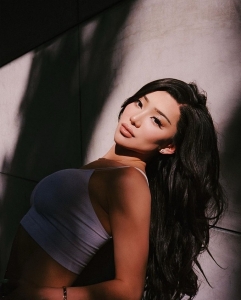 Người mẫu chuyển giới gốc Việt Nikita Dragun bị bắt