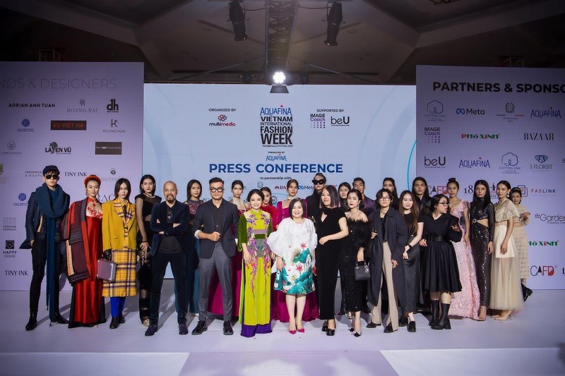 18 nhà thiết kế, thương hiệu thời trang tham gia chương trình.