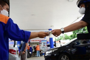 Giá xăng tăng lần thứ 4 liên tiếp