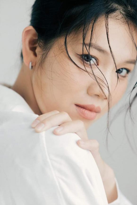 Ngắm nhan sắc hiện tại của k&igrave;nh ngư &Aacute;nh Vi&ecirc;n, d&acirc;n mạng nhận x&eacute;t giống Th&ugrave;y Chi - ảnh 2