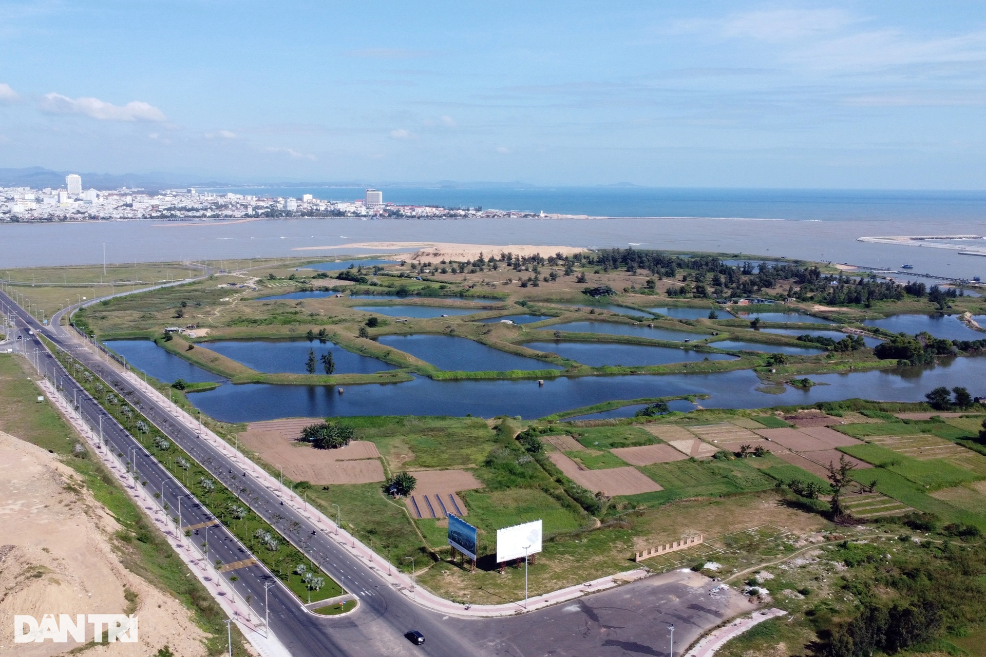 Cận cảnh khu đất được giới thiệu có dự án nghìn tỷ đồng thành...nơi chăn bò - 1 Cận cảnh khu đất được giới thiệu có dự án nghìn tỷ đồng thành...nơi chăn bò - 1