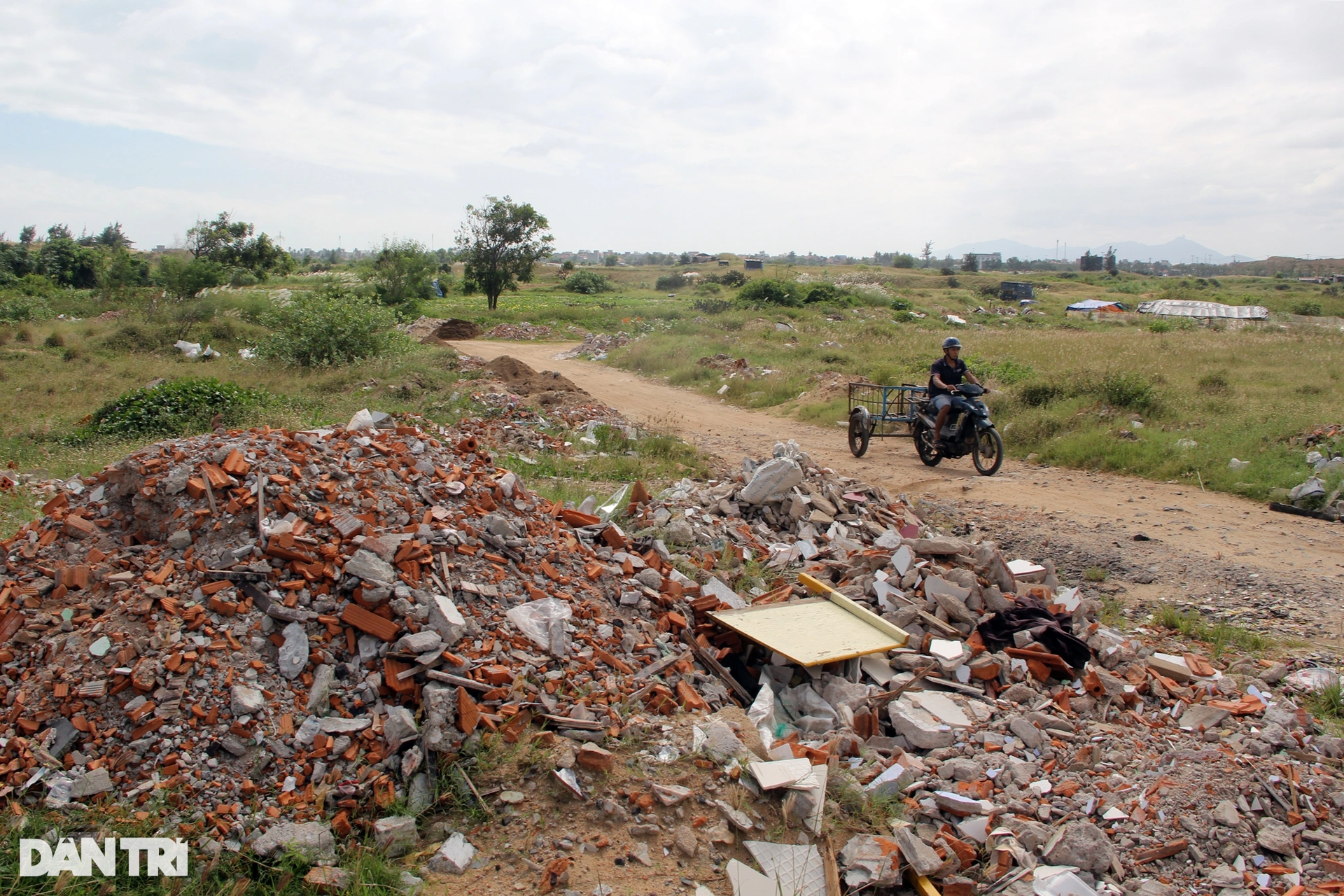 Cận cảnh khu đất được giới thiệu có dự án nghìn tỷ đồng thành...nơi chăn bò - 6 Cận cảnh khu đất được giới thiệu có dự án nghìn tỷ đồng thành...nơi chăn bò - 6