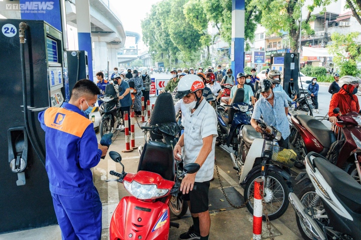Công an Hà Nội yêu cầu cây xăng hạn chế bán lẻ bằng chai, lọ cho khách Công an Hà Nội yêu cầu cây xăng hạn chế bán lẻ bằng chai, lọ cho khách - 1