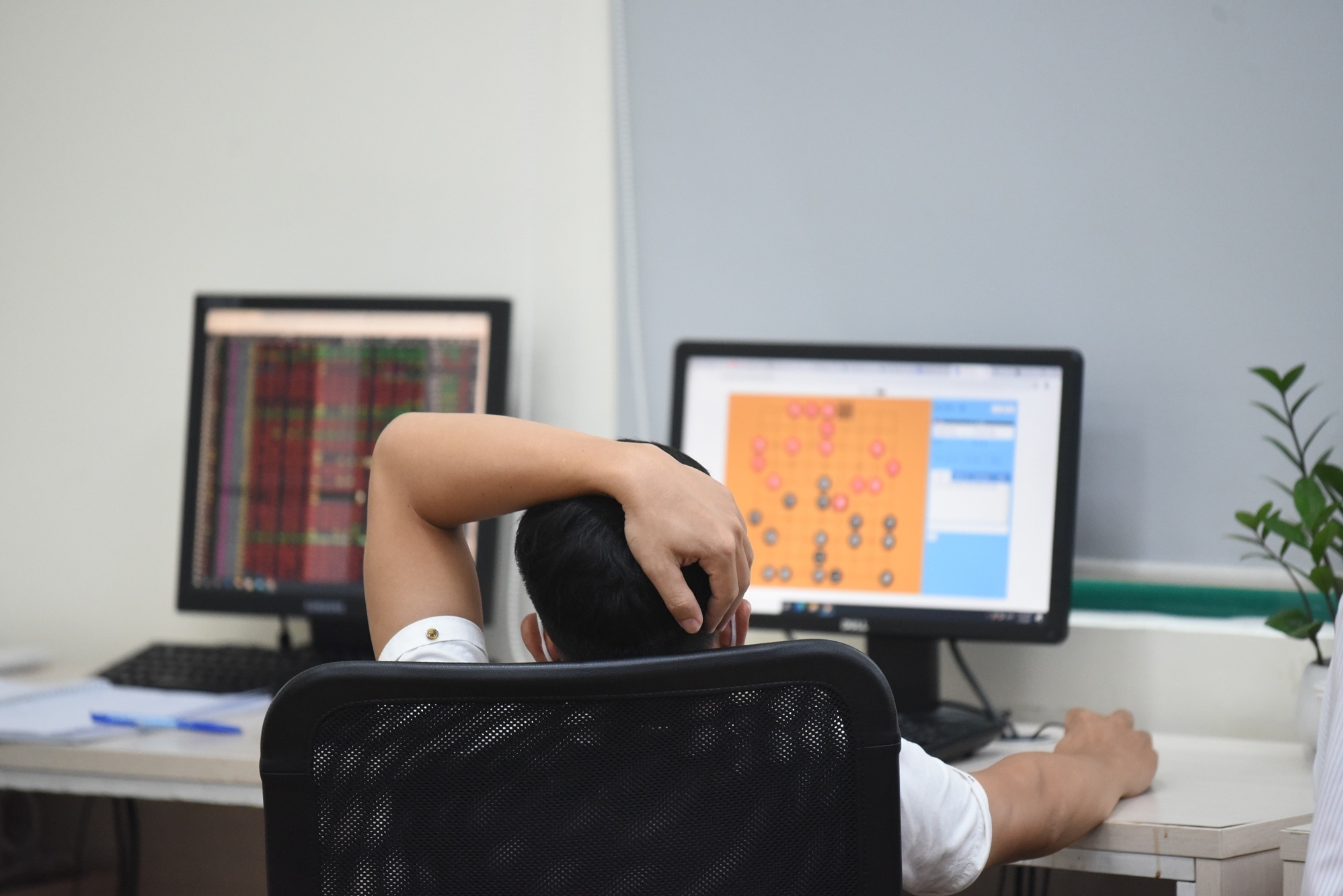 VN-Index về sát 900 điểm, nửa tháng vốn hóa 'bay' gần 19 tỉ USD VN-Index về sát 900 điểm, nửa tháng vốn hóa 'bay' gần 19 tỉ USD - ảnh 1