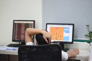 VN-Index về sát 900 điểm, nửa tháng vốn hóa 