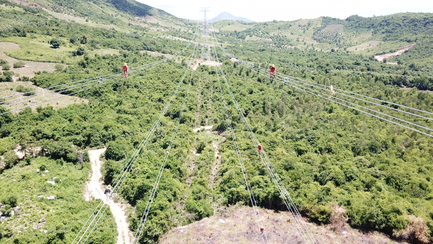 Nỗ lực để đưa cụm dự án truyền tải điện giải tỏa công suất NMNĐ BOT Vân Phong 1 về đích Nỗ lực đưa cụm dự án truyền tải điện giải tỏa công suất NMNĐ BOT Vân Phong 1 về đích