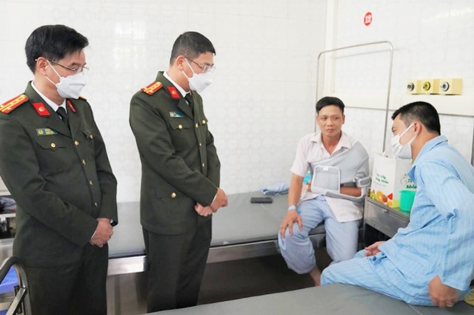 Xe chở gỗ lậu chèn ép xe CSGT, 2 chiến sĩ bị thương - 1