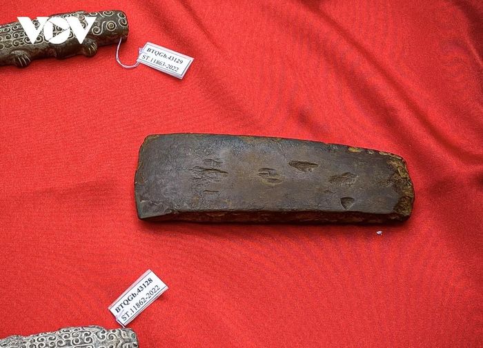 Rìu/bôn đá là hiện vật có niên đại sớm nhất trong đợt tiếp nhận lần này, vào Hậu kỳ đá mới khu vực miền Trung - Tây Nguyên của Việt Nam. Rìu có tiết diện thân hình chữ nhật, được mài nhẵn nhưng vẫn còn dấu vết ghè đẽo do mài chưa hết.
