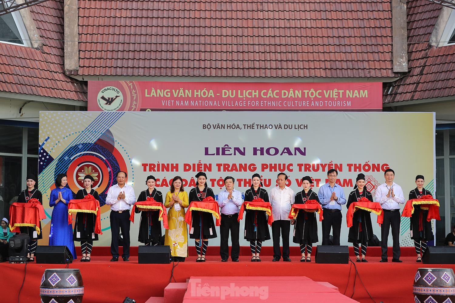 Rực rỡ trang phục truyền thống các dân tộc Việt Nam Rực rỡ trang phục truyền thống các dân tộc Việt Nam ảnh 2