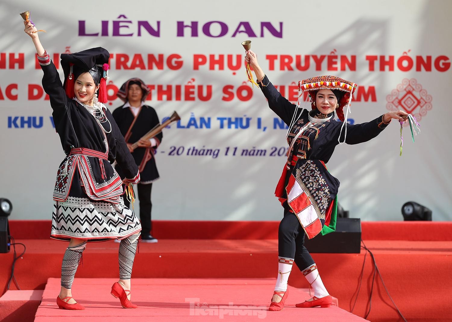 Rực rỡ trang phục truyền thống các dân tộc Việt Nam Rực rỡ trang phục truyền thống các dân tộc Việt Nam ảnh 6