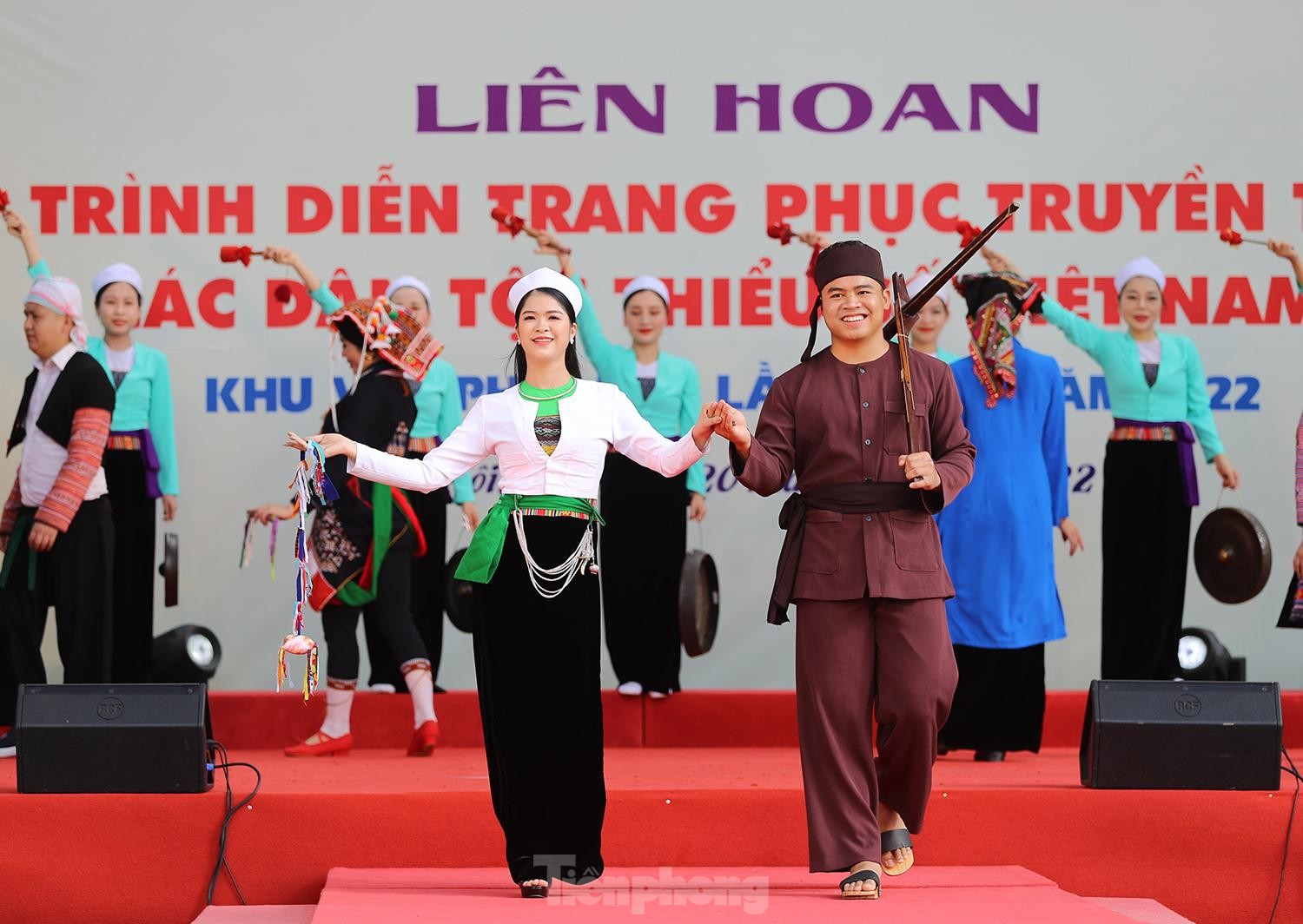 Rực rỡ trang phục truyền thống các dân tộc Việt Nam Rực rỡ trang phục truyền thống các dân tộc Việt Nam ảnh 8