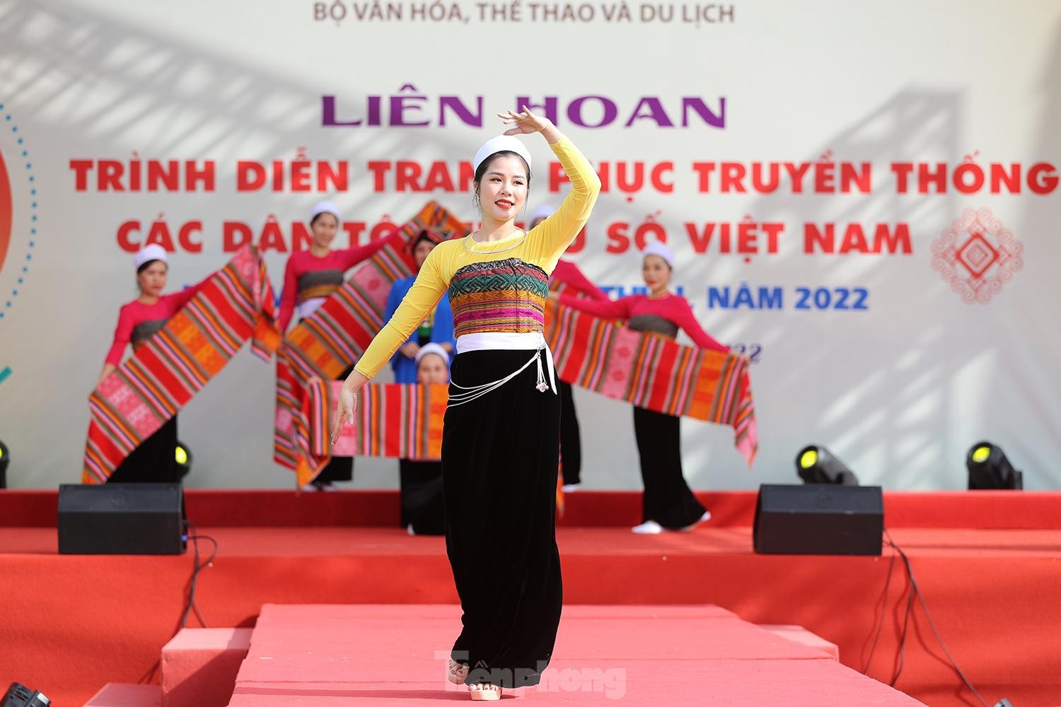 Rực rỡ trang phục truyền thống các dân tộc Việt Nam Rực rỡ trang phục truyền thống các dân tộc Việt Nam ảnh 9