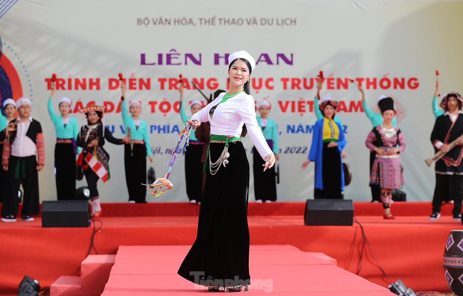 Rực rỡ trang phục truyền thống các dân tộc Việt Nam Rực rỡ trang phục truyền thống các dân tộc Việt Nam ảnh 10