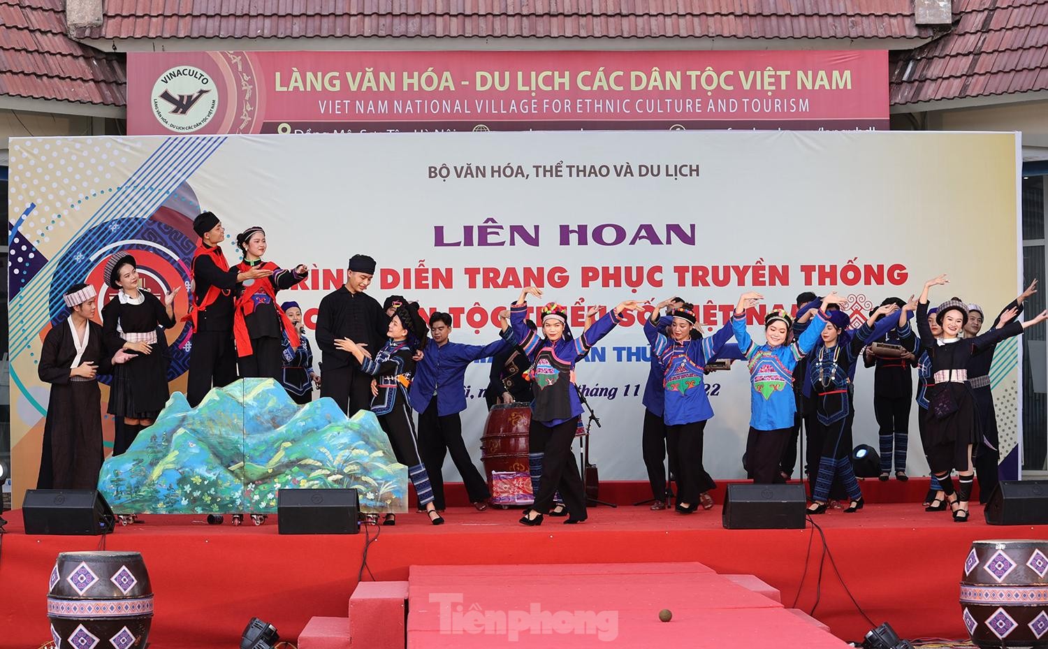 Rực rỡ trang phục truyền thống các dân tộc Việt Nam Rực rỡ trang phục truyền thống các dân tộc Việt Nam ảnh 11