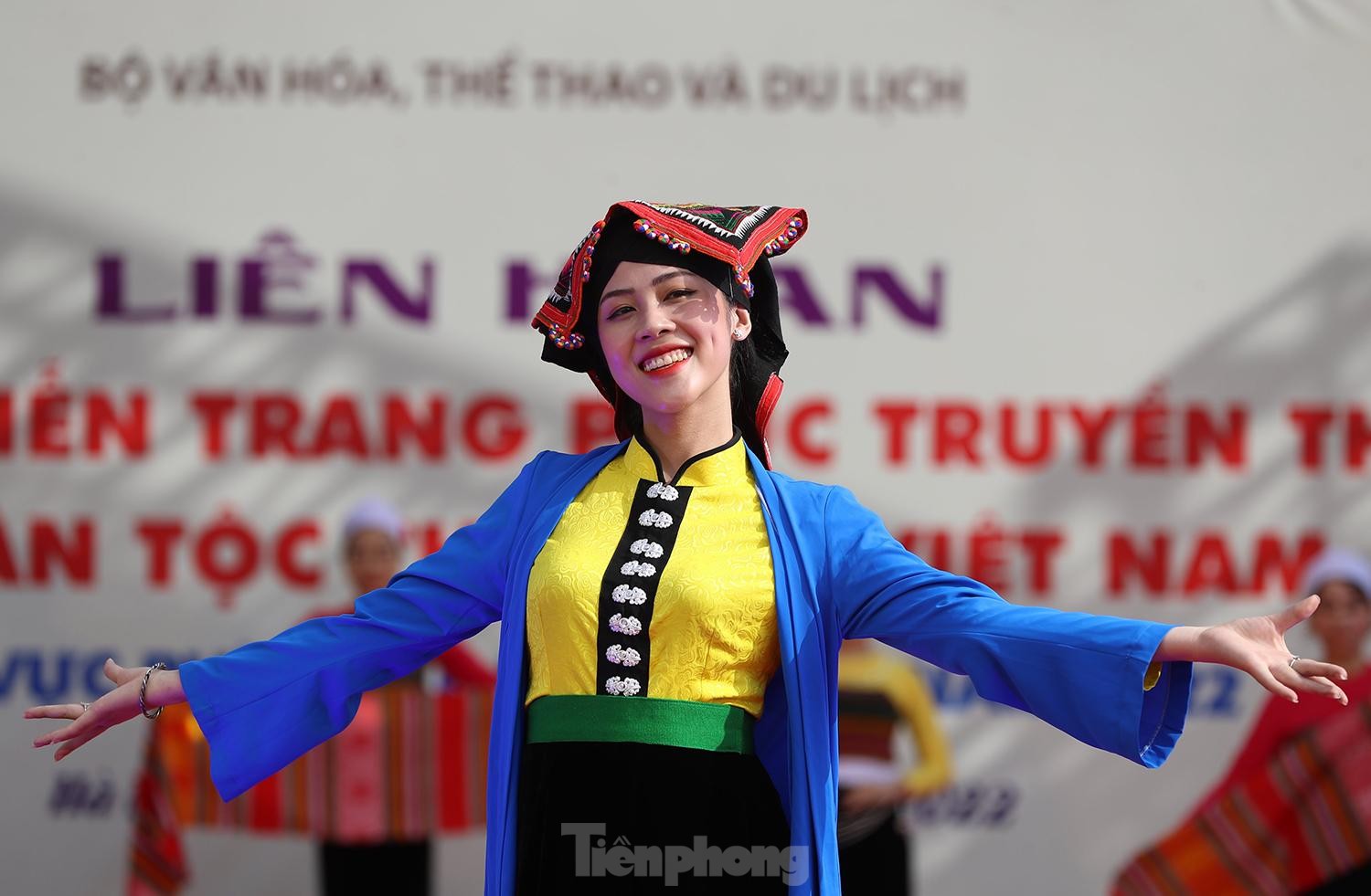 Rực rỡ trang phục truyền thống các dân tộc Việt Nam Rực rỡ trang phục truyền thống các dân tộc Việt Nam ảnh 4