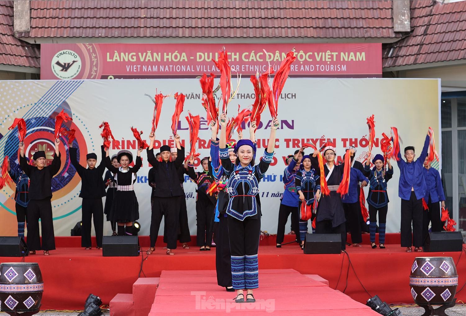 Rực rỡ trang phục truyền thống các dân tộc Việt Nam Rực rỡ trang phục truyền thống các dân tộc Việt Nam ảnh 15