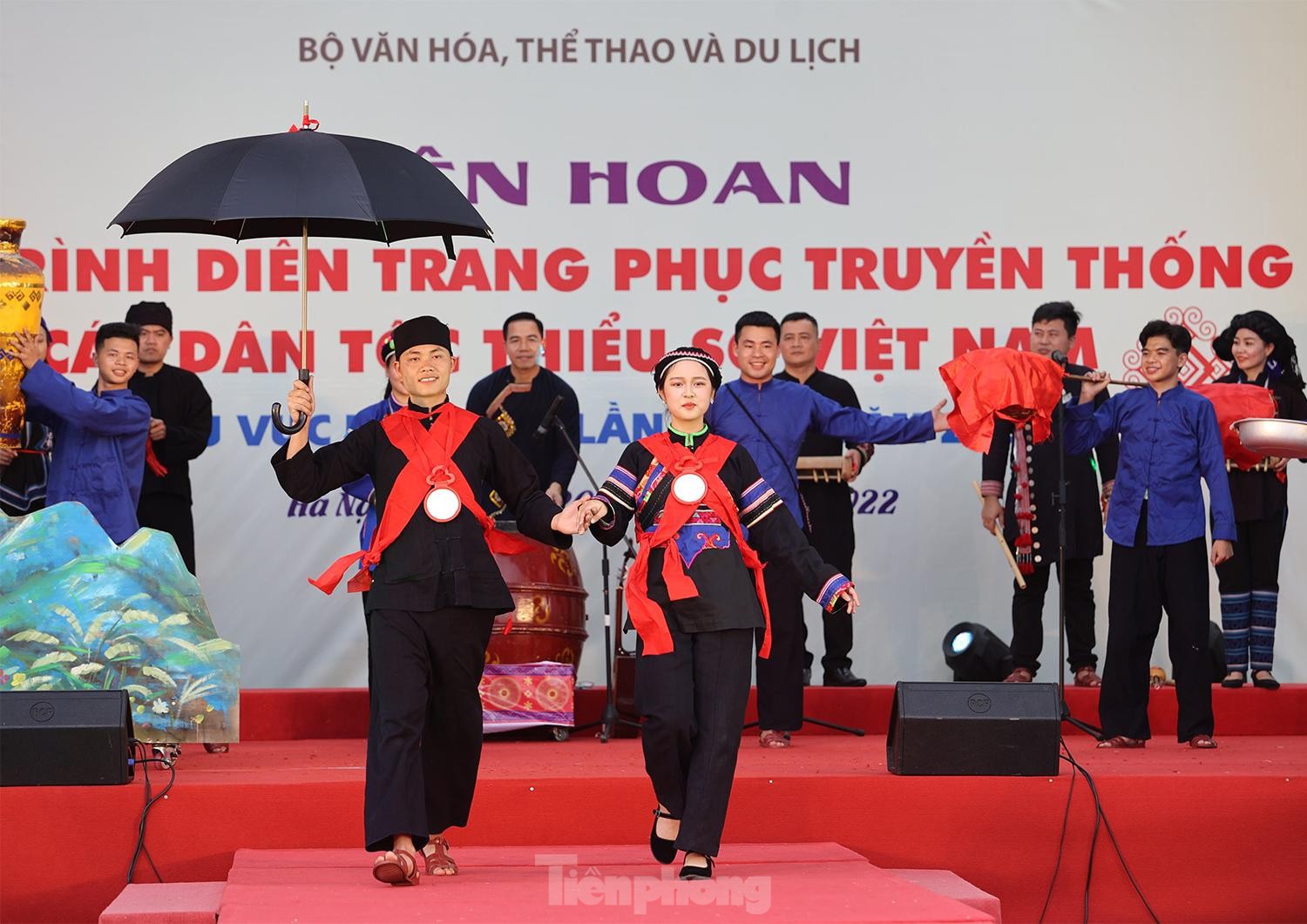 Rực rỡ trang phục truyền thống các dân tộc Việt Nam Rực rỡ trang phục truyền thống các dân tộc Việt Nam ảnh 7