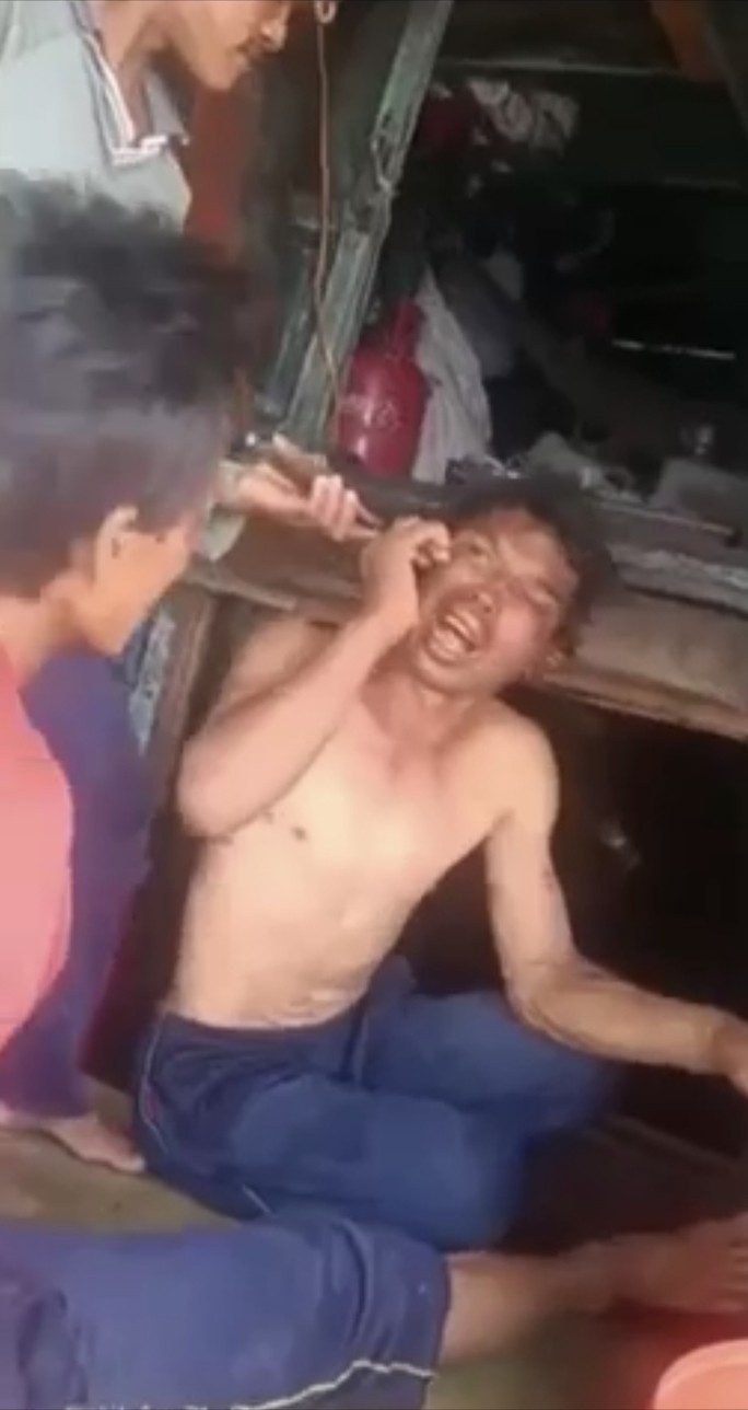 Khởi tố vụ án ngư dân bị hành hạ dã man trên tàu cá - Ảnh 3. Khởi tố vụ án ngư dân bị hành hạ dã man trên tàu cá - Ảnh 3.