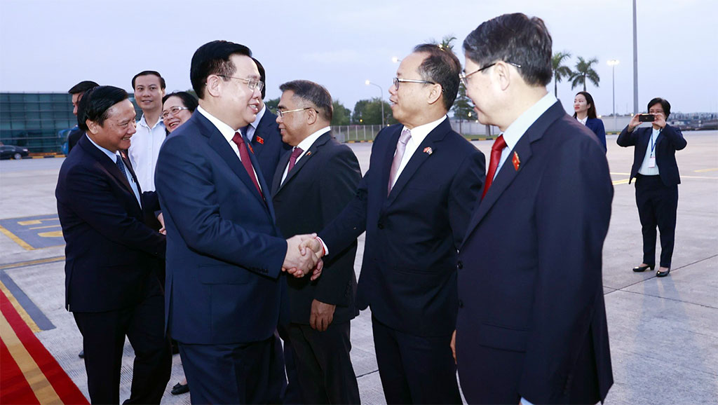 Chủ tịch Quốc hội Vương Đình Huệ lên đường tham dự Đại hội đồng AIPA - 43, thăm chính thức Vương quốc Campuchia và Cộng hoà Philippines -0