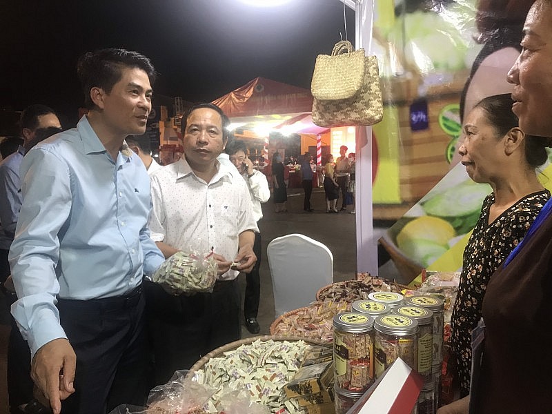 Hơn 100 gian hàng tham gia Tuần hàng Việt thành phố Hà Nội tại thị xã Sơn Tây Hơn 100 gian hàng tham gia Tuần hàng Việt thành phố Hà Nội tại thị xã Sơn Tây