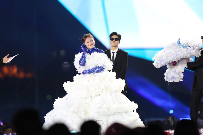 O Sen - Ngọc Mai đăng quang Ca sĩ mặt nạ, khóc nức nở khi tháo lớp hóa trang - 6 O Sen - Ngọc Mai đăng quang Ca sĩ mặt nạ, khóc nức nở khi tháo lớp hóa trang - 6