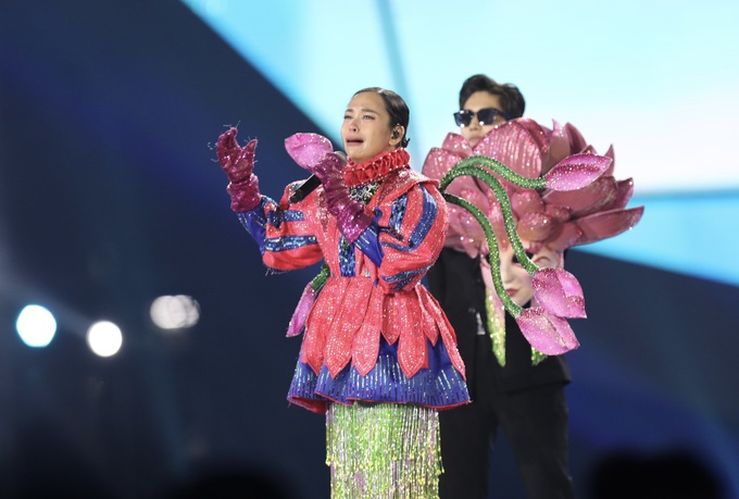 O Sen - Ngọc Mai đăng quang Ca sĩ mặt nạ, khóc nức nở khi tháo lớp hóa trang - 3 O Sen - Ngọc Mai đăng quang Ca sĩ mặt nạ, khóc nức nở khi tháo lớp hóa trang - 3