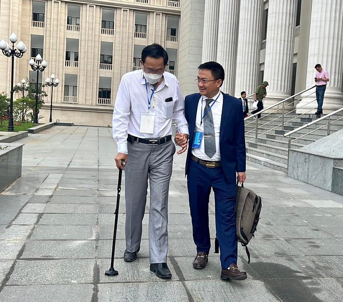 CLIP: Cựu thứ trưởng Bộ Y tế Cao Minh Quang chống gậy tới toà - Ảnh 1. CLIP: Cựu thứ trưởng Bộ Y tế Cao Minh Quang chống gậy tới toà - Ảnh 1.