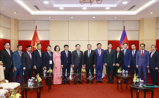 Chủ tịch Quốc hội tiếp Phó Tổng Tư lệnh Quân đội Hoàng gia Campuchia Chú thích ảnh