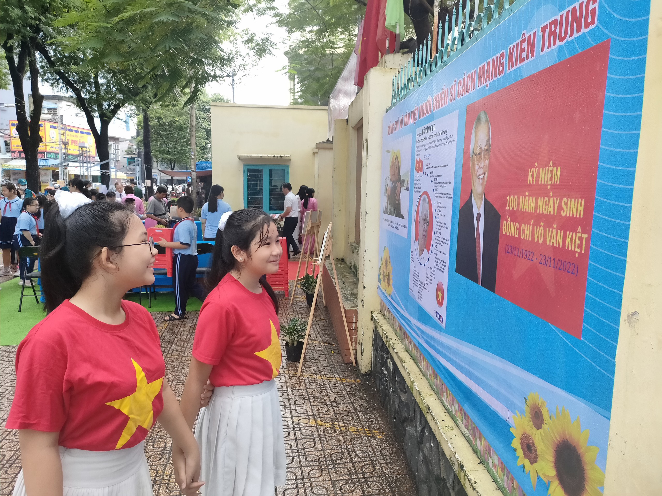 Học trò thích thú xem bác Sáu Dân và đường dây 500kV trước cổng trường - Ảnh 2.