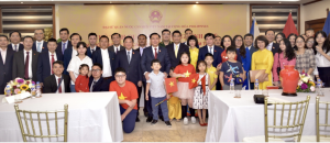 Chủ tịch Quốc hội thăm, nói chuyện với cán bộ, nhân viên ĐSQ Việt Nam tại Philippines