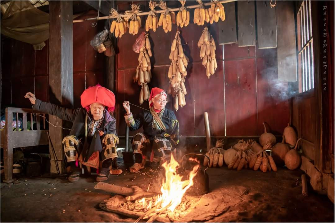 Mùa may áo mới ở bản người Dao đỏ Mùa may áo mới ở bản người Dao đỏ