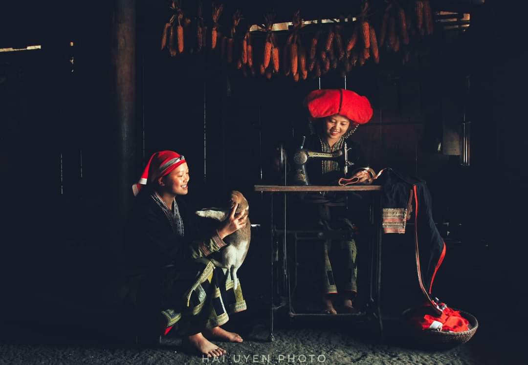 Mùa may áo mới ở bản người Dao đỏ Mùa may áo mới ở bản người Dao đỏ