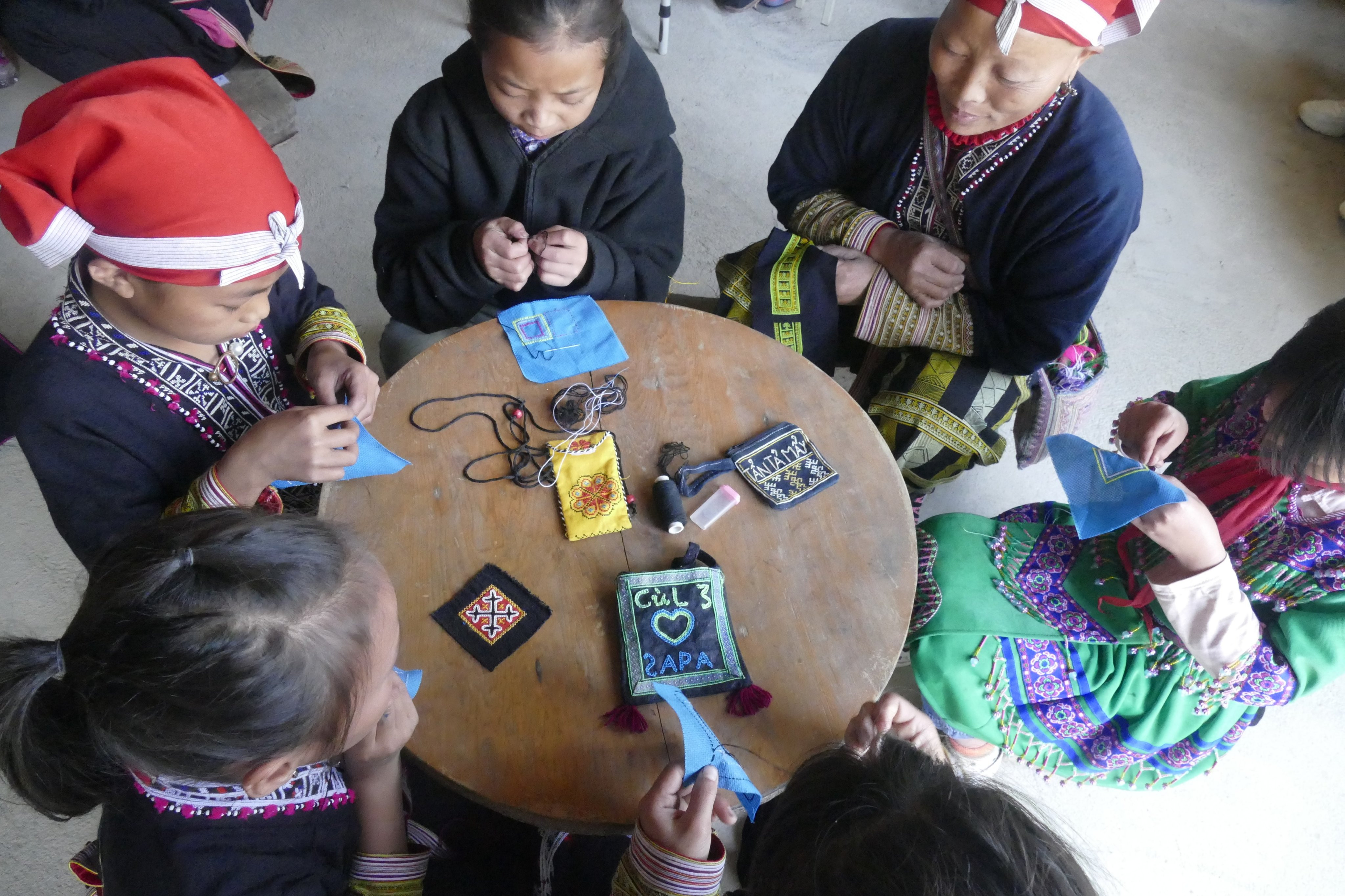 Mùa may áo mới ở bản người Dao đỏ Mùa may áo mới ở bản người Dao đỏ