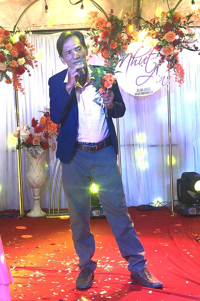 Khán giả xót xa khi chứng kiến cảnh diễn viên Thương Tín quần áo xộc xệch ngồi thất thần trên đường phố Khán giả xót xa khi chứng kiến cảnh diễn viên Thương Tín quần áo xộc xệch ngồi thất thần trên đường phố Ảnh 4