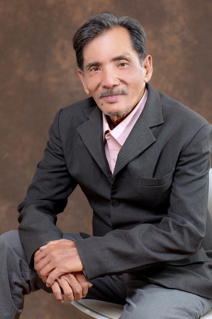 Khán giả xót xa khi chứng kiến cảnh diễn viên Thương Tín quần áo xộc xệch ngồi thất thần trên đường phố Khán giả xót xa khi chứng kiến cảnh diễn viên Thương Tín quần áo xộc xệch ngồi thất thần trên đường phố Ảnh 1