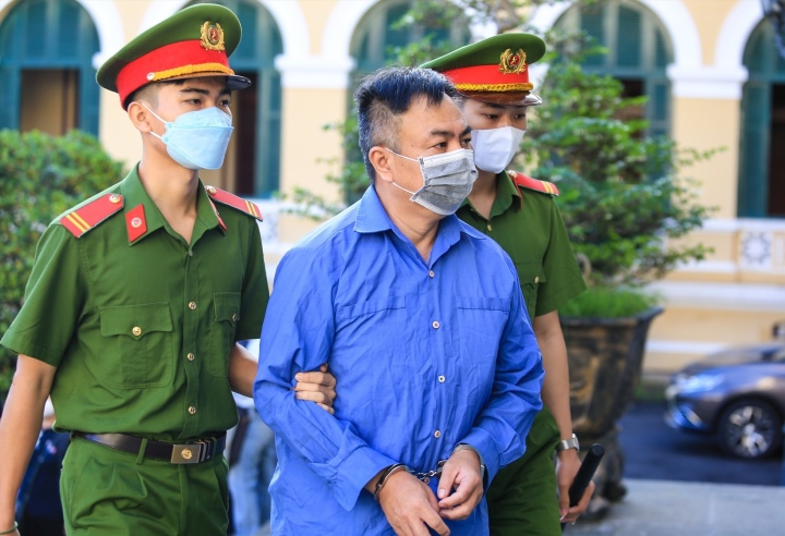 Xét xử cựu Giám đốc Bệnh viện Mắt TP.HCM Nguyễn Minh Khải Xét xử cựu Giám đốc Bệnh viện Mắt TP.HCM Nguyễn Minh Khải - 1