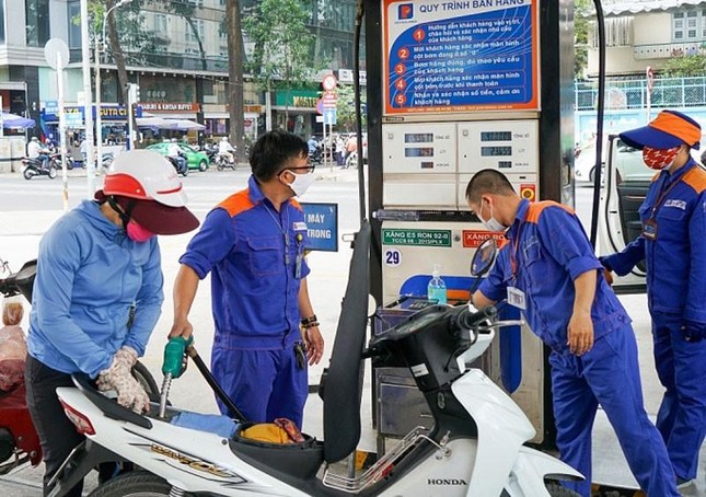 Nhập khẩu xăng dầu tăng vọt, người dân thoải mái nhiên liệu đi hết Tết Nhập khẩu xăng dầu tăng vọt, người dân thoải mái nhiên liệu đi hết Tết ảnh 1