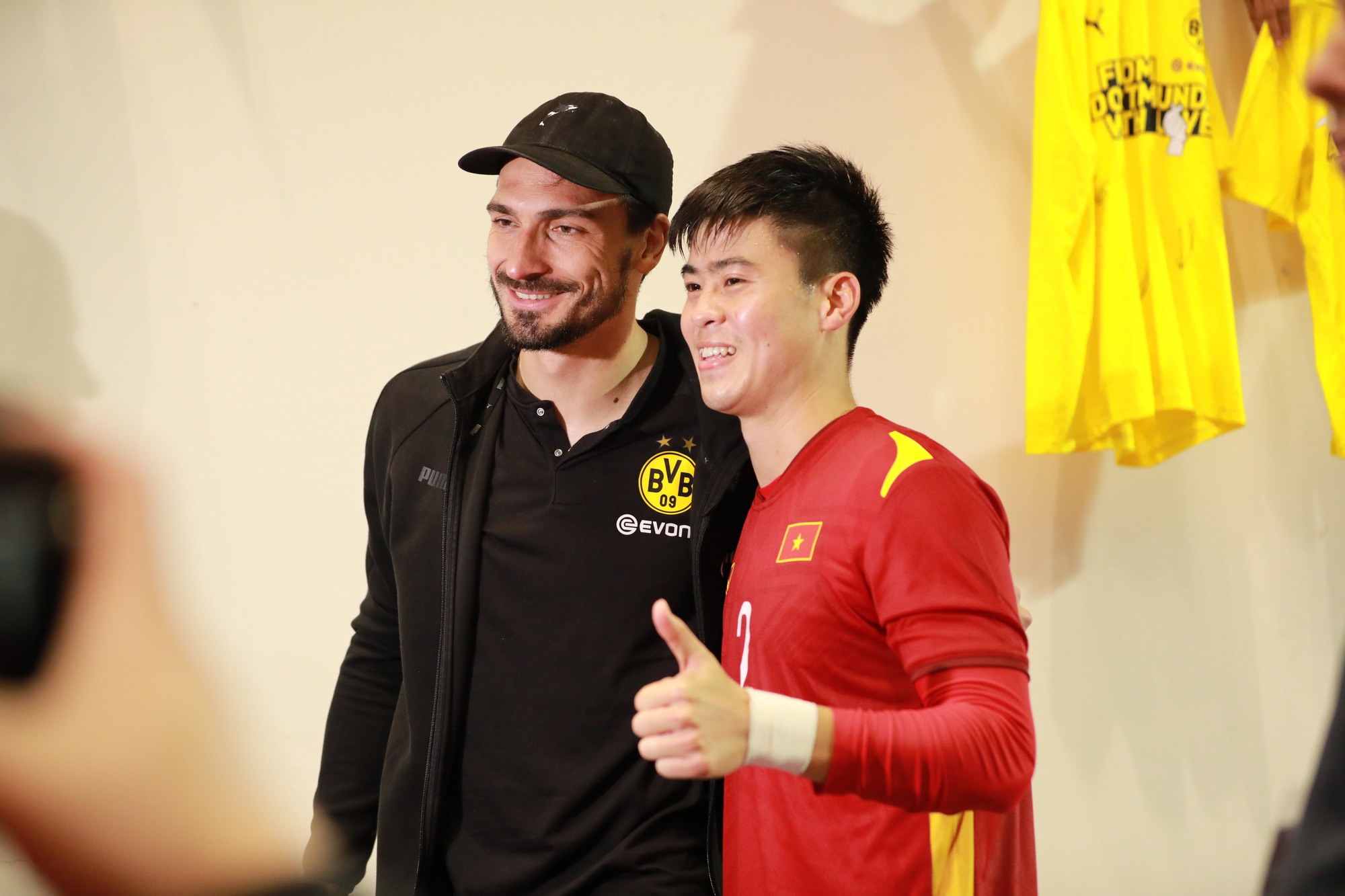 Văn Hậu 'đu idol' thành công sau trận giao hữu với Dortmund - Ảnh 4.