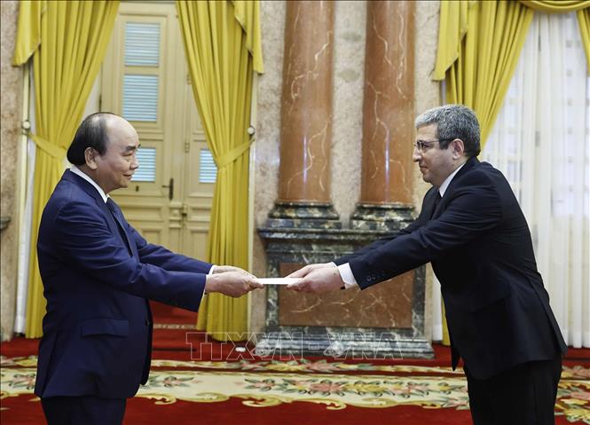 Chủ tịch nước Nguyễn Xuân Phúc tiếp Đại sứ Azerbaijan và Brunei trình Quốc thư - Ảnh 1.