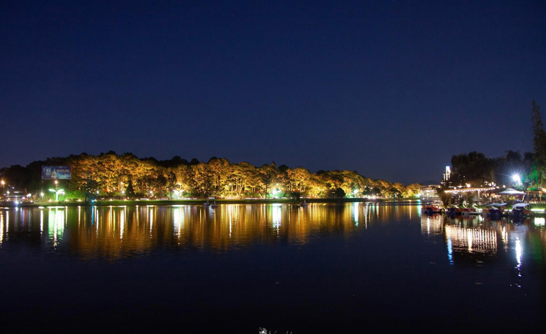 Đà Lạt: Lung linh ánh sáng nghệ thuật bên hồ Xuân Hương Đà Lạt: Lung linh ánh sáng nghệ thuật bên hồ Xuân Hương