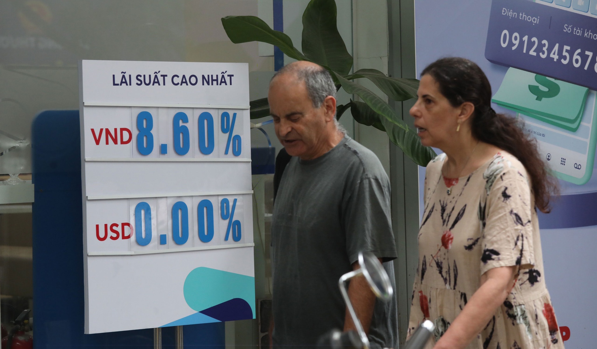 Vì sao lãi suất tiết kiệm tại quầy cao hơn online - ảnh 1